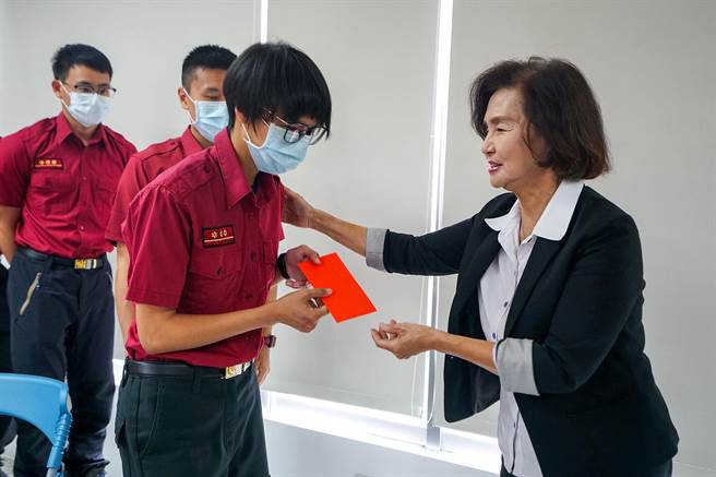 宜蘭縣長林姿妙（右）今天慰問太魯閣號事故等救援行動的消防隊員。（李忠一攝）