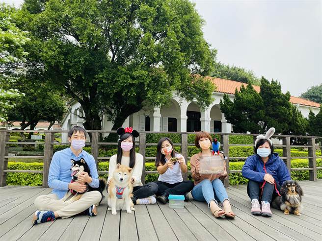 新北市立淡水古蹟博物馆首次在4月11日「国际宠物日」开放小白宫户外空间，广邀大家带着自家的萌宠来玩。（叶书宏摄）