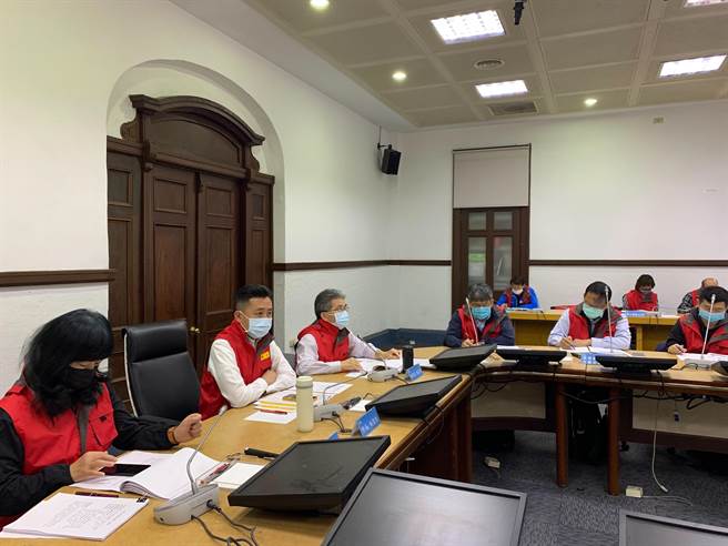 因应新竹市也有可能进入停水阶段，市长林智坚（左二）今天再于抗旱会议中，要求相关单位一周内完成全市的供水站布设规画。（陈育贤摄）