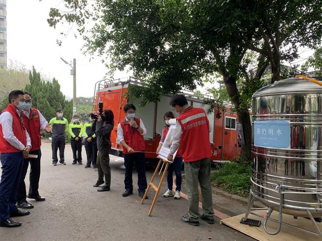 因应新竹市也有可能进入停水阶段，市长林智坚（左）今天再于抗旱会议中，要求相关单位一周内完成全市的供水站布设规画。（陈育贤摄）