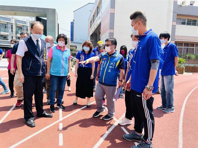 神冈区圳堵国小PU跑道老旧且出现凹陷、积水破损情况，立委杨琼璎偕同市议员罗永珍6日会勘。（陈淑娥摄）