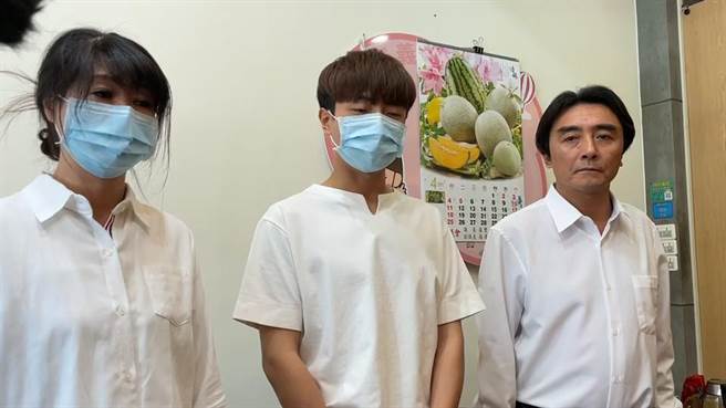 吴姓男子造假捐款，今天偕父母道歉。（廖素慧摄）