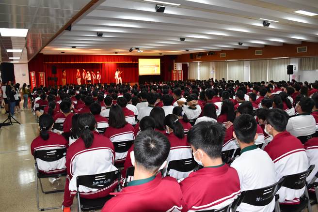 竹南君毅中学6日上午在竹南镇公所3楼礼堂与空中英语教室中外老师相见欢。（谢明俊摄）