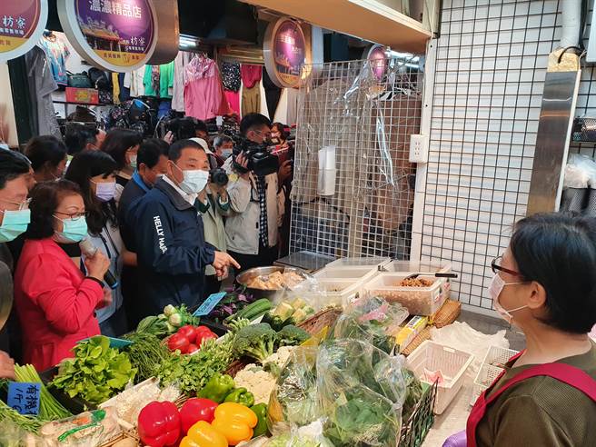 新北市長侯友宜今（6日）前往中和枋寮市場視察，感謝攤商落實肉品標示共同守護食安。（葉書宏攝）