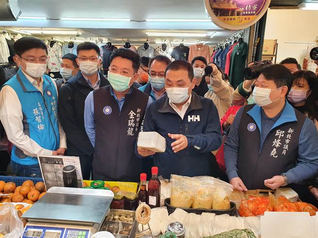 新北市長侯友宜今（6日）前往中和枋寮市場視察，感謝攤商落實肉品標示共同守護食安。（葉書宏攝）