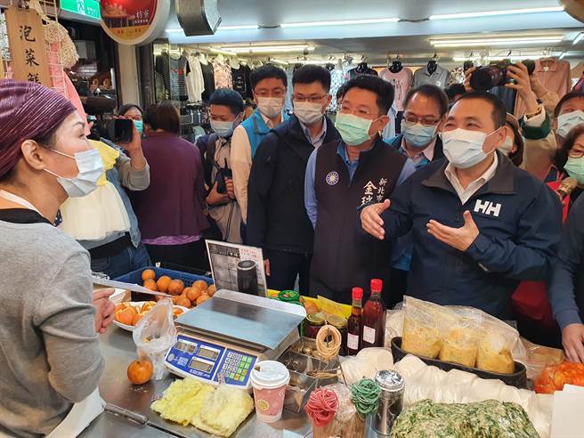 新北市長侯友宜今（6日）前往中和枋寮市場視察，感謝攤商落實肉品標示共同守護食安。（葉書宏攝）