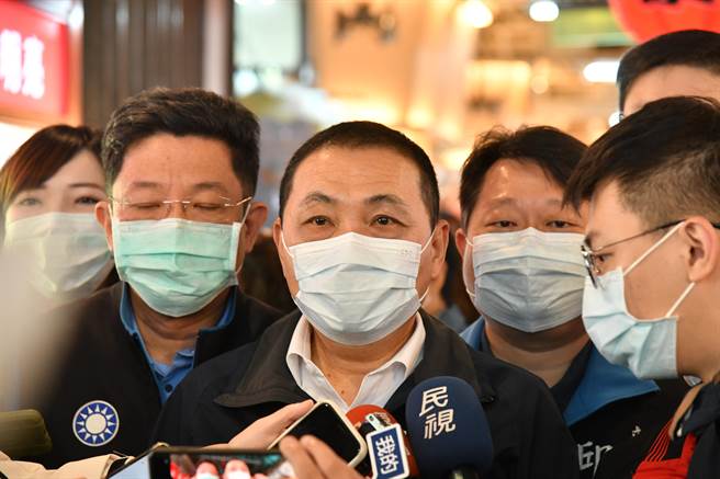 新北市長侯友宜今（6日）前往中和枋寮市場視察，感謝攤商落實肉品標示共同守護食安。（葉書宏攝）