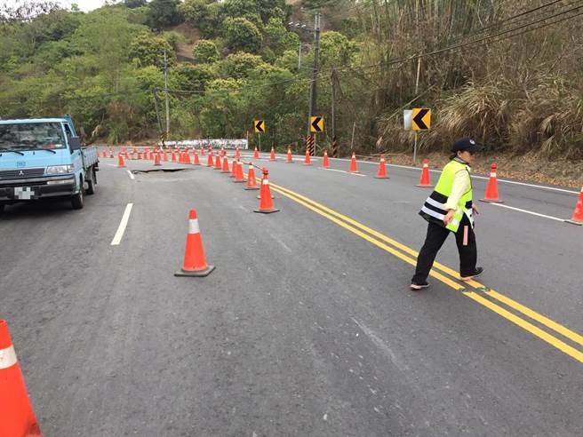 6日早上台南市南化區台3線387公里處路面湧出大量自來水，路中央也凹陷一大塊。（台南市玉井警分局提供／劉秀芬台南傳真）