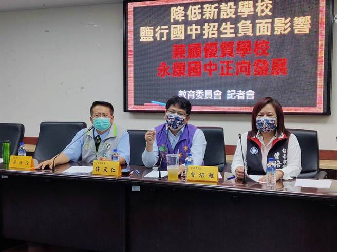 台南市议会教育委员会曾培雅（右起）、许又仁、蔡旺铨等议员担心新设的盐行国中招生后，恐将影响现有永康国中师生的权益。（洪荣志摄）