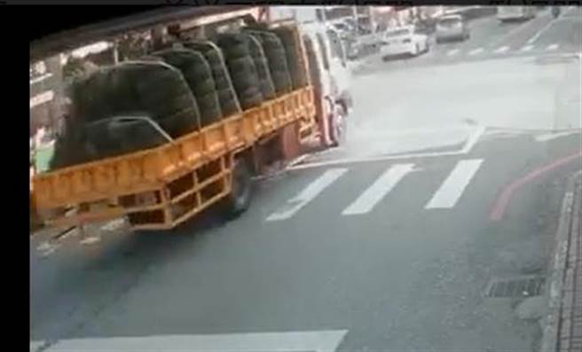 遭列车撞烂的工程车当时满载轮胎，准备前往工地。（翻摄照片／黄婉婷台北传真）