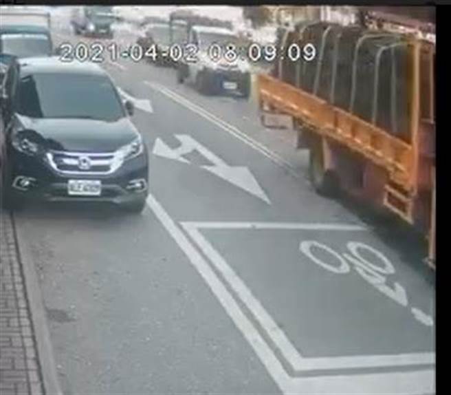 该车行驶于花莲市中央路三段时被路旁的监视器拍下。（翻摄照片／黄婉婷台北传真）