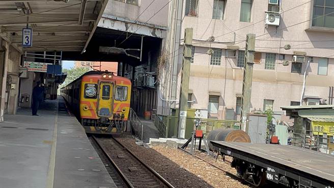 台铁8725次柴油自强号列车载着太鲁阁408次殉职司机员袁淳修骨灰，停靠树林站，工作人员列队敬礼，高喊「树林站到了，任务结束」，送袁淳修最后一程。（蔡雯如摄）