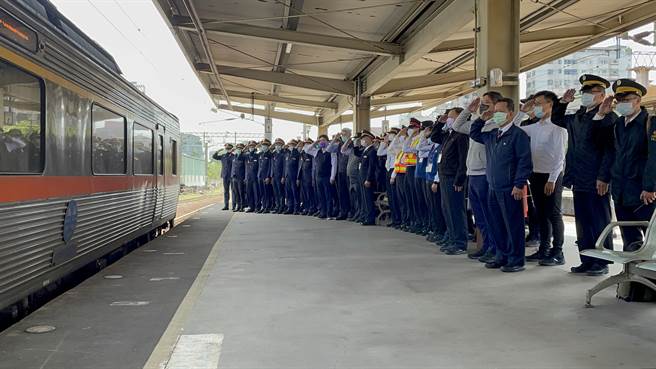 台铁8725次柴油自强号列车载着太鲁阁408次殉职司机员袁淳修骨灰，停靠树林站，工作人员列队敬礼，高喊「树林站到了，任务结束」，送袁淳修最后一程。（蔡雯如摄）