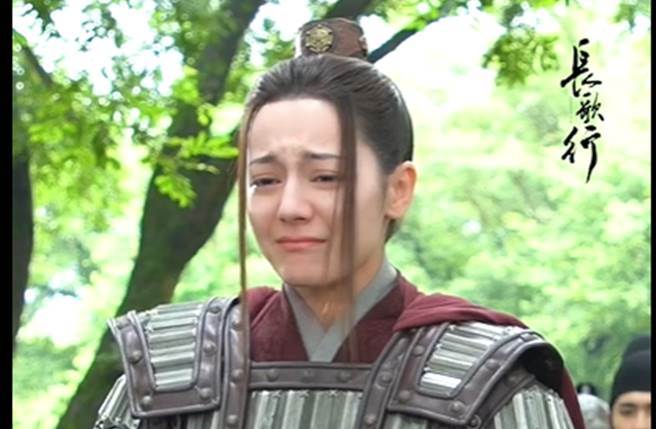 迪丽热巴哭戏大爆发，儘管已喊卡仍泪流不止。 （图／取材自嘉行迪丽热巴工作室微博）
