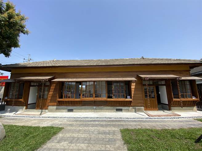 苗栗县卓兰镇「客家詹冰故事文学馆暨饶平客语园区」，6日启用，县府协助卓兰镇公所修復歷史建筑卓兰国小日式宿舍，老屋活用内部展示詹冰手稿及生平简介，环境清幽。（巫静婷摄）