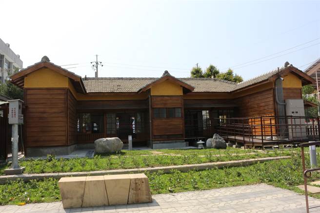苗栗县卓兰镇「客家詹冰故事文学馆暨饶平客语园区」，6日启用，县府协助卓兰镇公所修復歷史建筑卓兰国小日式宿舍，老屋活用内部展示詹冰手稿及生平简介，环境清幽。（巫静婷摄）