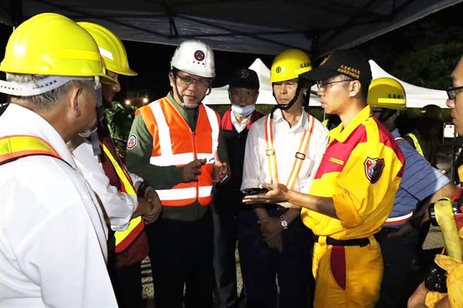 交通部長林佳龍於事故發生後，第一時間就趕到花蓮勘災，關心搜救進度與搶修工作，日以繼夜在現場指揮。（翻攝交通部長林佳龍臉書）