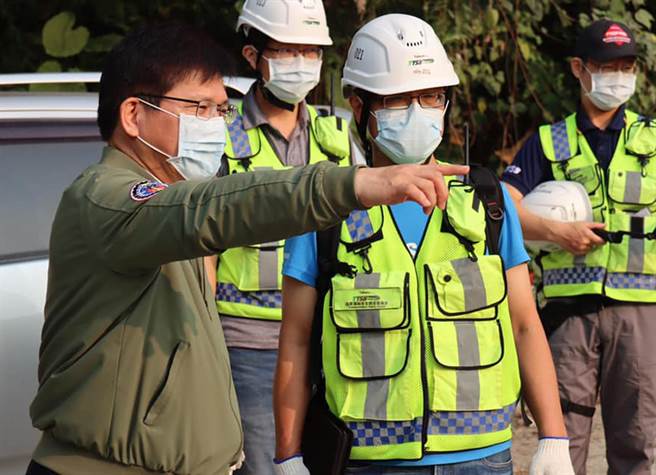 林佳龍表示，第一階段先投入救難工作，但該負的責任他一定會負責，已口頭向蔡總統及蘇院長請辭。（翻攝交通部長林佳龍臉書）