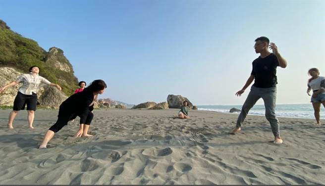 在地艺术家带领中山大学生到柴山海边听海、踩沙、踏浪，用听觉、触觉与自然对话。（国立中山大学提供／袁庭尧高雄传真）