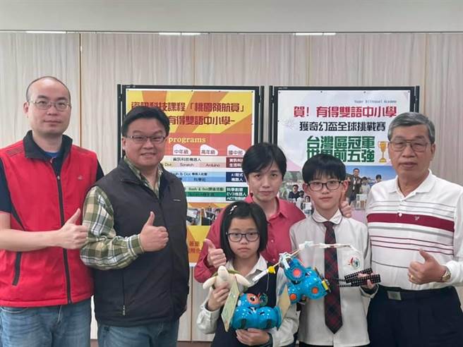 有得双语中小学兄妹檔许捷崴与许捷雯参加程式语言竞赛勇夺世界前五名。(吕筱蝉摄)