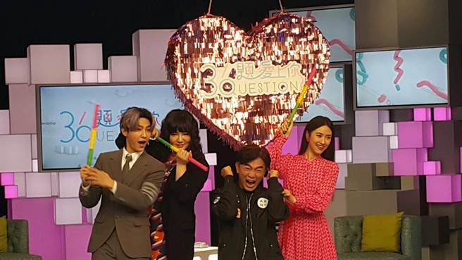 炎亚纶（左起）、唐绮阳、吴宗宪、Sandy开心同框。（吴维书摄）