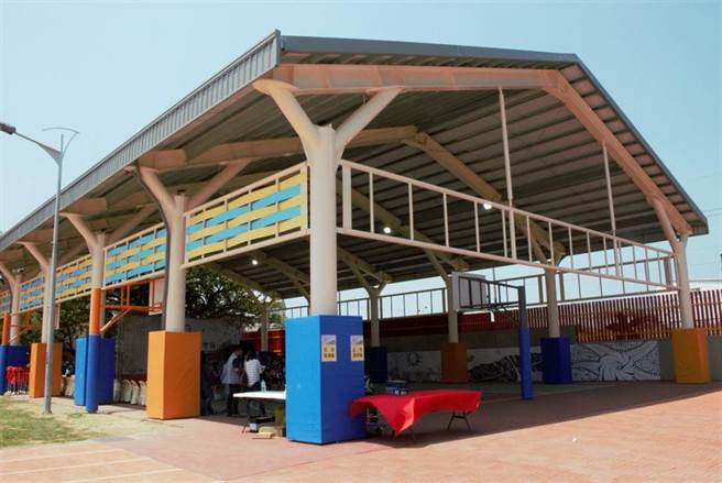 卓蘭國小獲教育部體育署補助，改善既有戶外球場，6日啟用新的半戶外球場，降低氣候對戶外運動、訓練的影響。（巫靜婷攝）