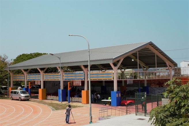 卓蘭國小半戶外球場呈現客家竹藝編織美學，以雙色穿插增加校園色彩豐富。（巫靜婷攝）