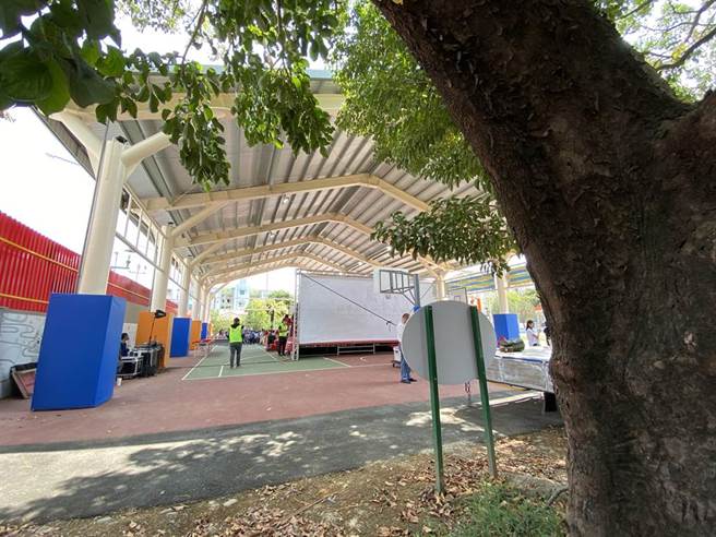 卓蘭國小半戶外球場避免與老樹相爭，將工程基地東移約20公尺，並改善既有運動場鋪面，加設遮雨鋼棚。（巫靜婷攝）