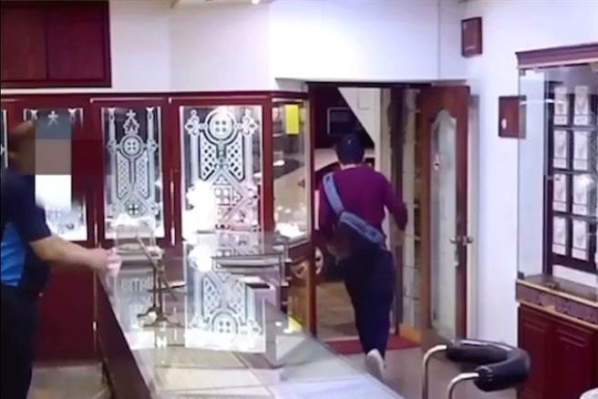 台北市李姓男子（右）在银楼抢夺金项炼，他假意戴上金项炼后，趁店家不注意夺门而出，警方在10分钟内将他逮捕归案。（警方提供／李忠一宜兰传真）