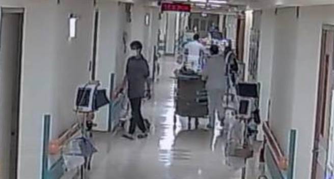 法律没有假期，窃盗集团主嫌清明连假期间住院仍手痒 ，院警联手埋伏查获 ，集团遭瓦解送办声押获准。(戴志扬翻摄)
 