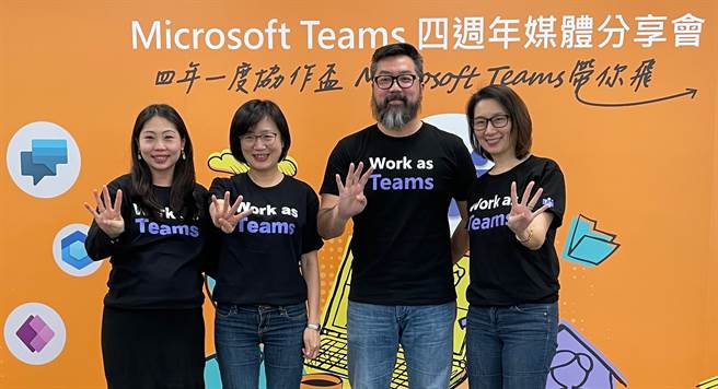 微軟主管合影。台灣微軟Microsoft 365 事業部副總經理 朱以方(左二）、台灣微軟Dynamics 365事業部產品行銷協理 詹宗翰（右二）。（黃慧雯攝）