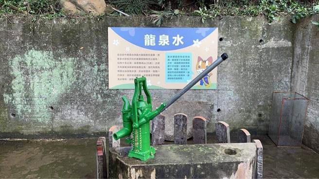 铜锣乡客家大院旁龙泉井长年涌泉不断，因苗栗水情吃紧，许多民眾陆续前往取水储备，铜锣乡公所与客家大院姜太公道场提醒，务必煮沸后才能饮用。（民眾提供／何冠娴苗栗传真）