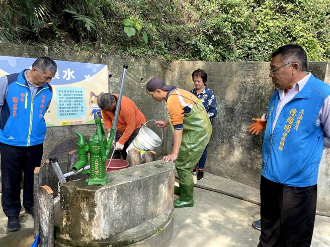 铜锣乡客家大院旁龙泉井长年涌泉不断，因苗栗水情吃紧，许多民眾陆续前往取水储备，铜锣乡公所与客家大院姜太公道场提醒，务必煮沸后才能饮用。（民眾提供／何冠娴苗栗传真）
