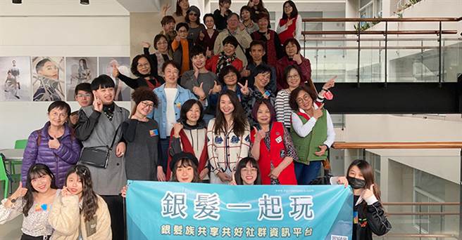 银髮学员满满收获，成果展大合照。（图/醒吾科大提供）