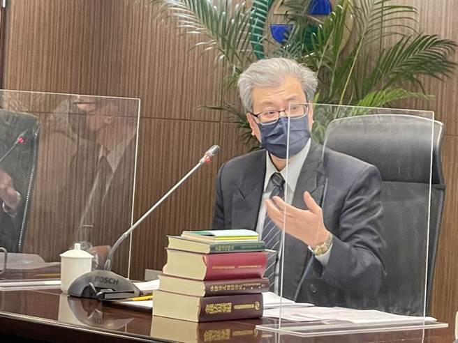 銀行局副局長黃光熙表示，前2月國銀獲利衰退，是因為投資收益少逾百億元。（圖／魏喬怡）