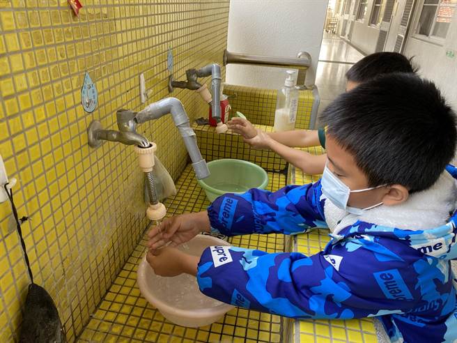 嘉义市精忠国小回收洗手水再利用。（精忠国小提供）