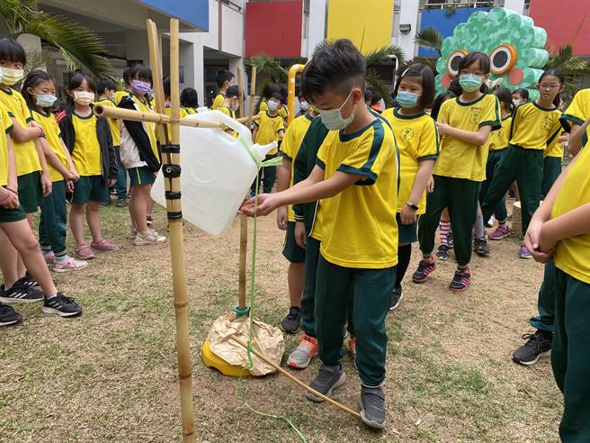 嘉义市精忠国小学生体验百人共用一小桶水之苦。（精忠国小提供）