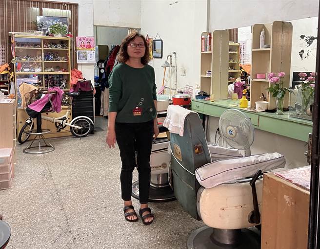 赵太太的理髮店，因缺水洗头造成客源减少；但只要客人同意不洗头，她还是会服务，加减贴补家用。(陈世宗摄)