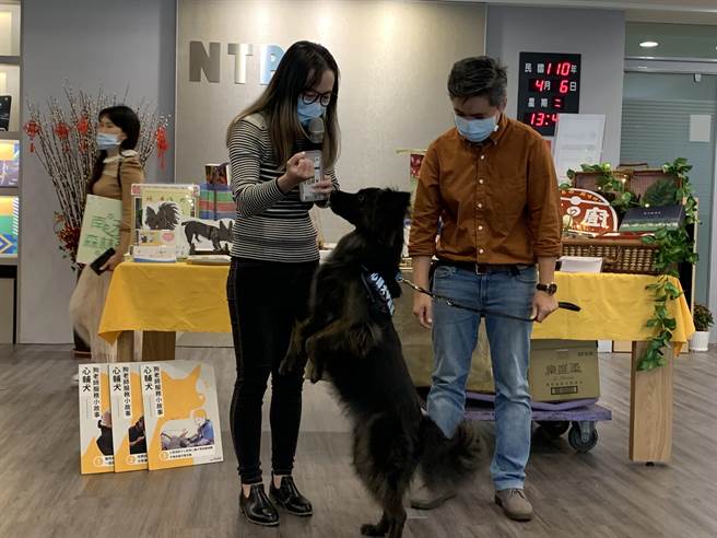 心輔犬團隊今帶著心輔犬「戚風」到場介紹犬隻與人互動的方式(許哲瑗攝)