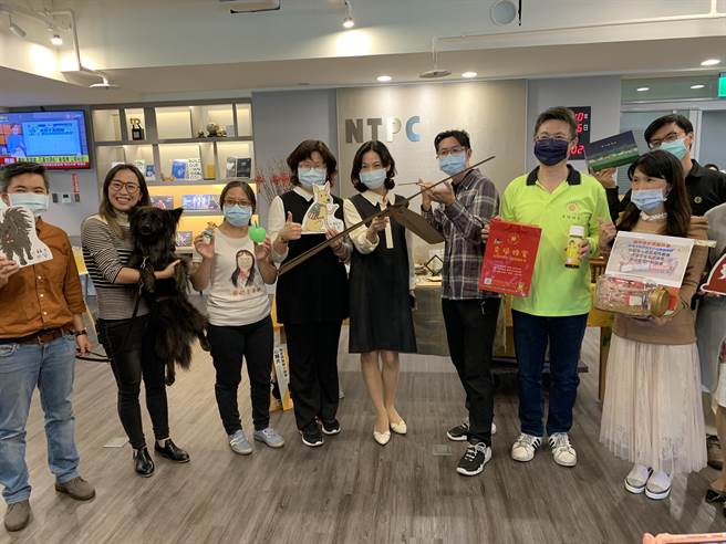 10、11日峰會期間同步於新北市市民廣場辦理「社創市集」，超過80個好買、又好玩的社創商品與創意體驗攤位。(許哲瑗攝)