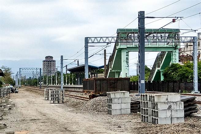一名老翁在中里火車站忽然墜軌，圖為中里火車站月台畫面。（李忠一攝）