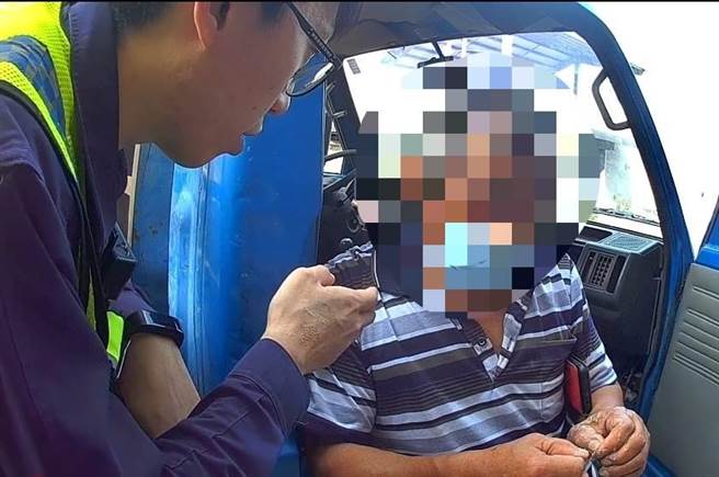 员警将欲匯款的老翁拦下，保住老翁血汗钱。（民眾提供／庄哲权台东传真）