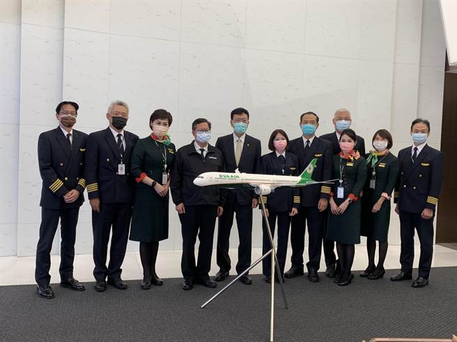 桃园市长郑文灿6日下午到长荣航空公司与长荣董事长林宝水及数名机长面对面交谈。（姜霏摄）