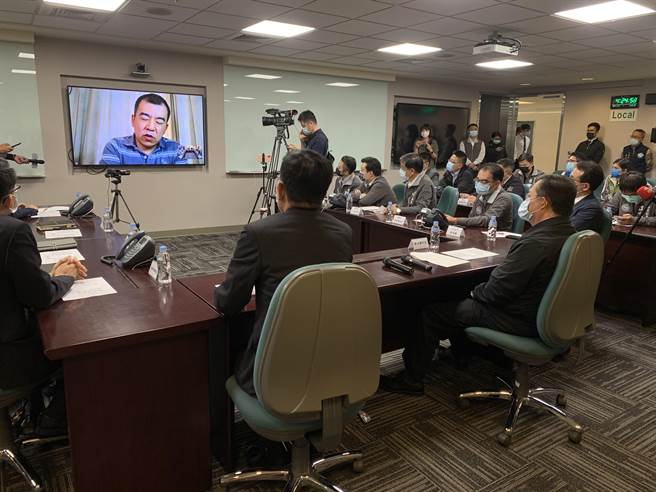 长荣机长刘应隆因仍处居家隔离阶段，透过视讯向桃园市长郑文灿及桃园市府官员陈述沦陷执勤、隔离的无限循环。（姜霏摄）