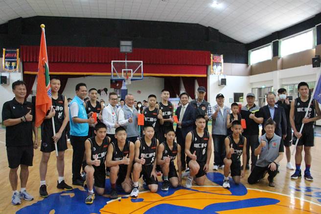 109学年度JHBL国中甲组篮球联赛总决赛7日展开，明仁国中男篮队晋级8强获县长徐耀昌等人授旗勉励，期许再创佳绩。（何冠娴摄）