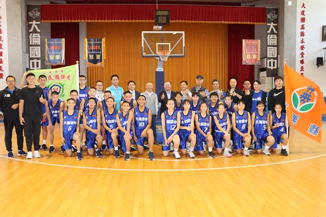 109学年度JHBL国中甲组篮球联赛总决赛7日展开，大伦国中男女篮球队晋级8强，获县长徐耀昌等人授旗勉励，期许再创佳绩。（何冠娴摄）