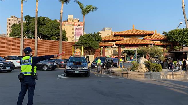 不幸罹难的台铁太鲁阁号司机员袁淳修骨灰在台中市政府派出的灵车护送下暂厝台中生命礼仪所崇德馆。（冯惠宜摄）