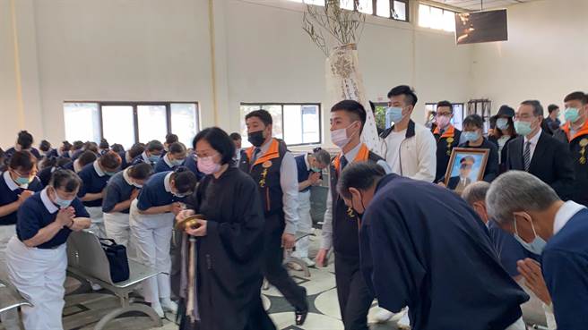 不幸罹难的台铁太鲁阁号司机员袁淳修骨灰暂厝台中生命礼仪所崇德馆，灵位则由其妻捧着移灵至私人会馆。（冯惠宜摄）