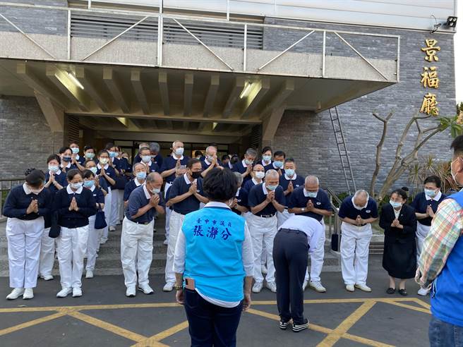 数十位慈济师兄师姐等在台中生命礼仪所崇德馆迎灵，市长卢秀燕也代表市府表达感谢。（冯惠宜摄）