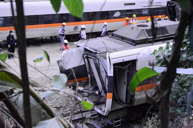 下午3时许，第7节车厢被拖出隧道口，车厢出入口标示「7」车。（王志伟摄）